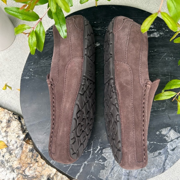 UGG Espresso Brown Ascot Slipper
Men's SIZE 10 US like new
Moccasin - Picture 10 of 11